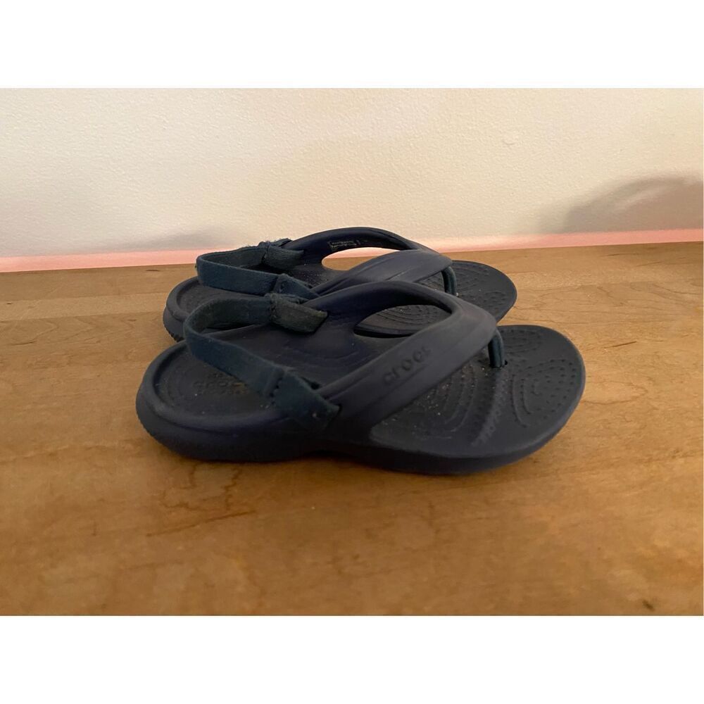 Crocs size 7 blue toddler kids baby flip flop sandals